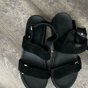 On trend Roxy platform sandals in black
